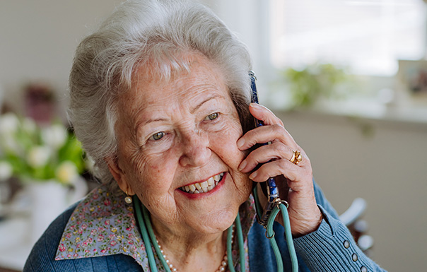 Photo en-tête vieille dame au téléphone