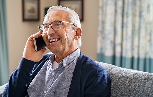 Photographie homme souriant au téléphone